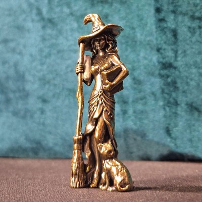 Фигурка ведьмы с котом, метлой и книгой