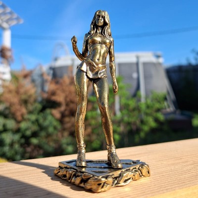 Фигурка девушка-автостоп